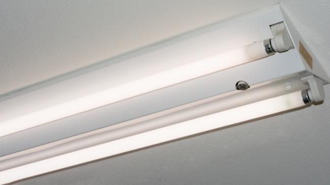 日本將停止生產及進口光管。(網上圖片)