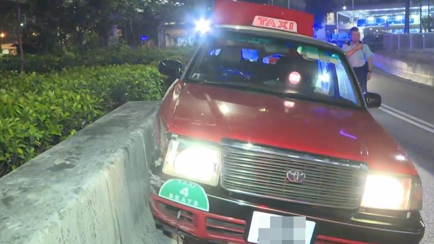 中環的士自炒騎壆滑行30米，六旬司機語無倫次，揭涉醉駕被捕。(有線新聞截圖)
