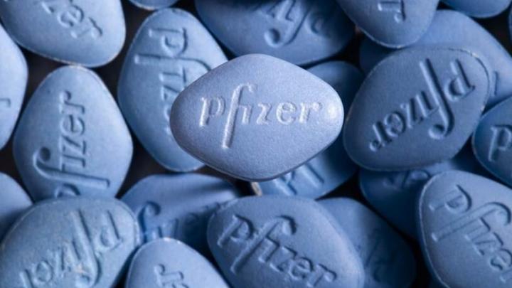 「偉哥」改款變粉紅色，可口含服用令床伴難以察覺。(網上圖片)