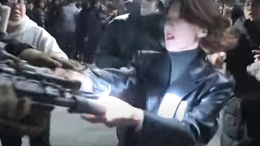 「韓女主播抓戒嚴軍槍管」登年度照，BBC：如聖女貞德肖像。(X)