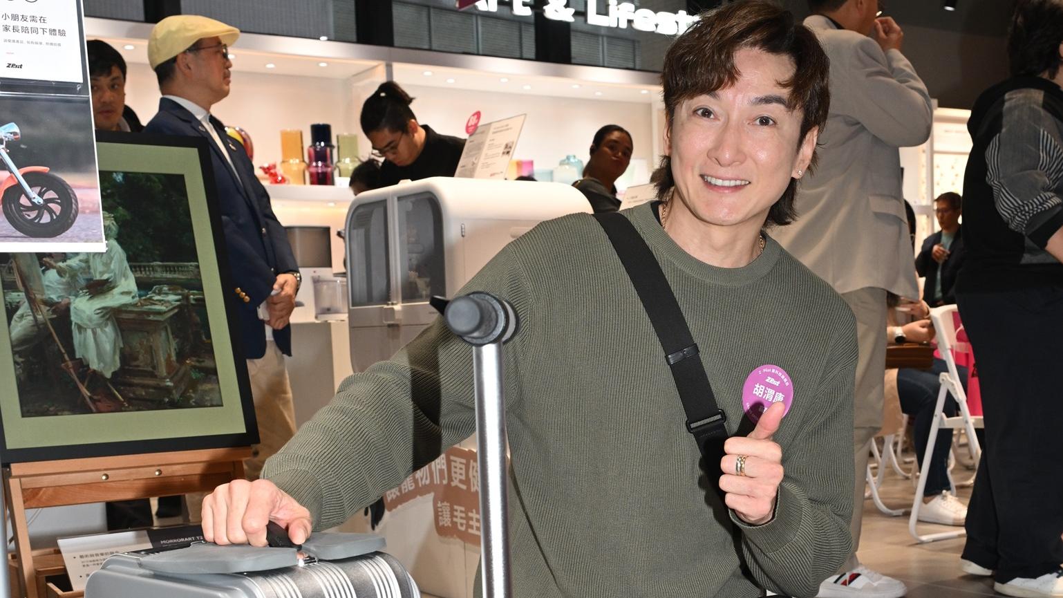 胡渭康想擁有飛行背囊  鍾情電子寵物狗因免卻照顧