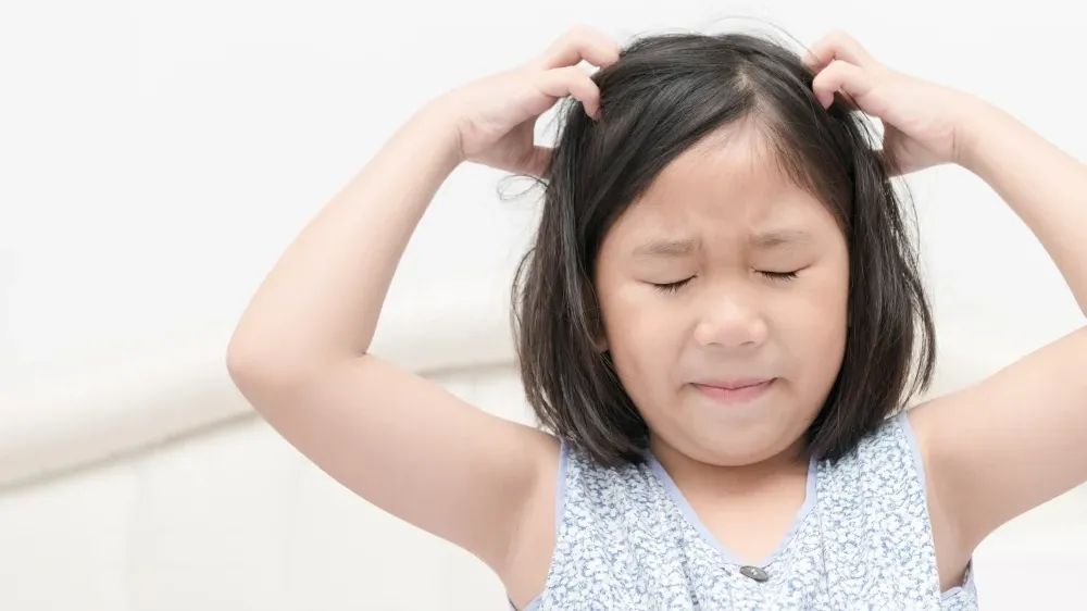 羅東博愛醫院神經外科醫生黃安平解釋，腦部出現滯水水囊現象的孔洞腦症屬罕病，目前成因不明，過去曾發生頭部創傷、嬰兒時期腦部缺氧、感染或出血等原因都有可能誘發孔洞腦症發生。