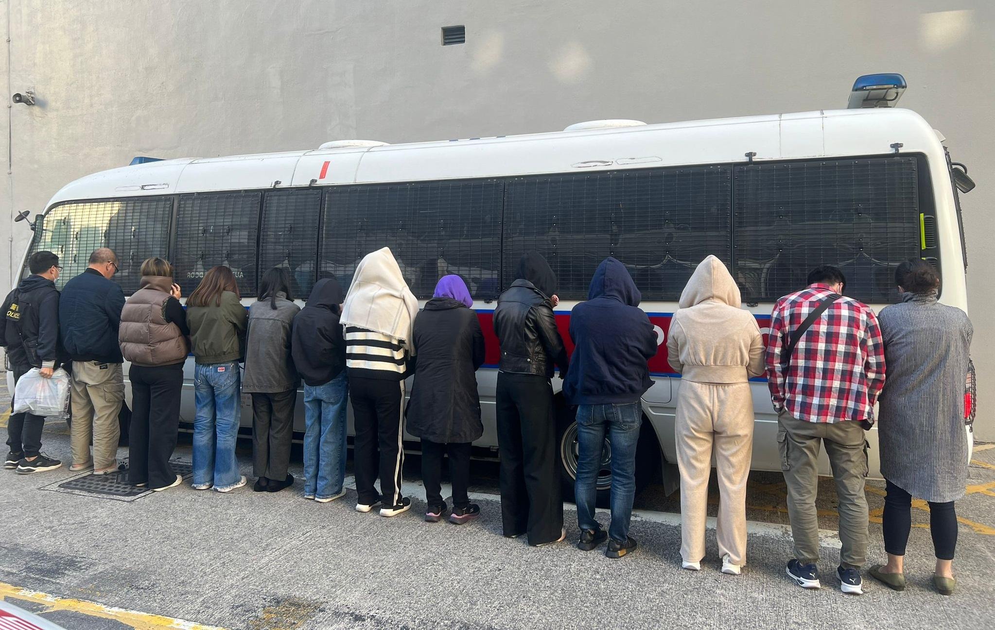 警大埔搗非法麻雀賭檔拘13人 (警方圖片)