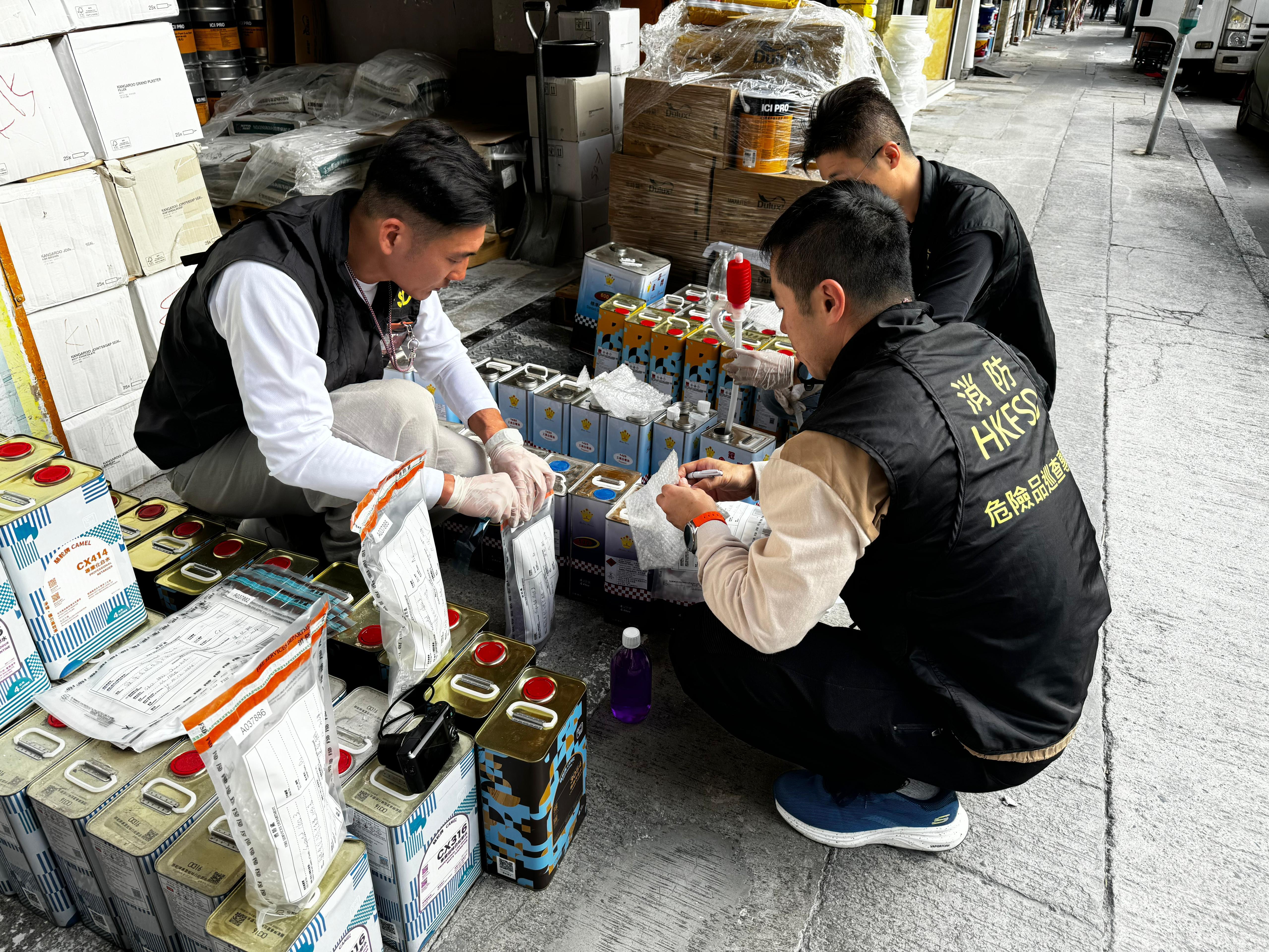 消防處聯反恐專責組巡查五金鋪　檢490升第3類危險品 (消防處圖片)