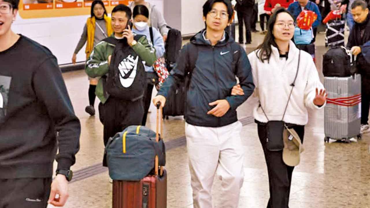 福田羅湖口岸傍晚現人潮 逾38萬人昨回港