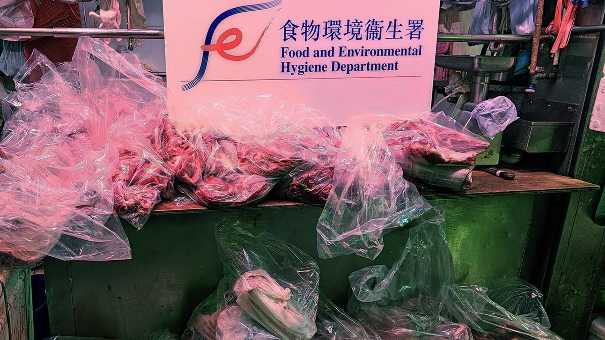 食環署在行動中檢獲肉類。(政府新聞處)