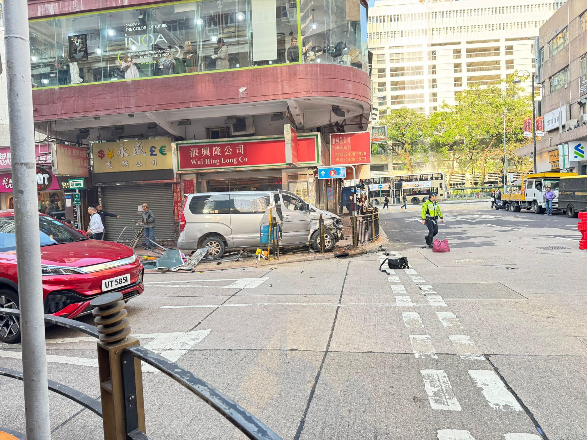 荃灣客貨車剷上行人路　兩途人走避不及受傷 (馬路的事Facebook圖片)
