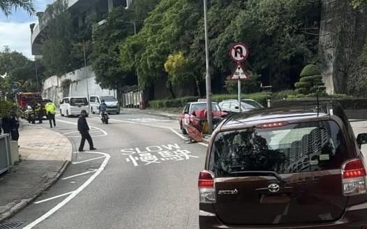 淺水灣道的士直撞燈柱，司機受傷送院。（fb「馬路的事 (即時交通資訊台)」圖片）