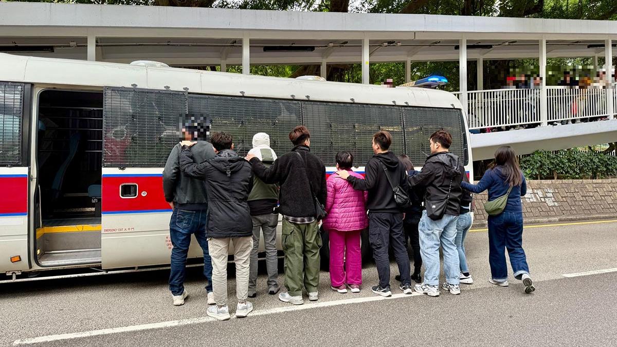 警方中環打擊街頭賭博　拘兩非華裔男三外籍女