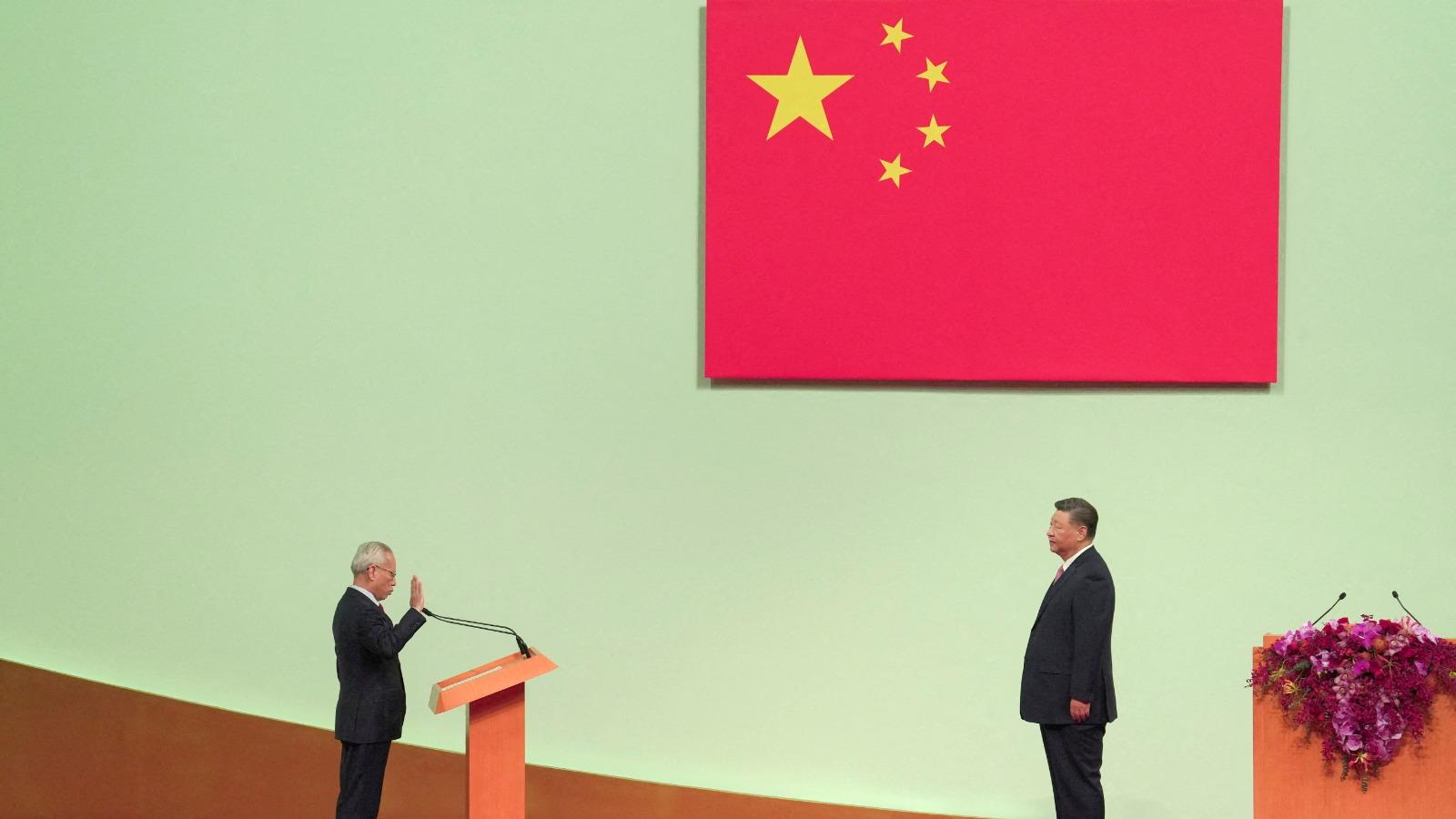 岑浩輝(左)在國家主席習近平監誓下，宣誓就任澳門行政長官(路透社圖片)