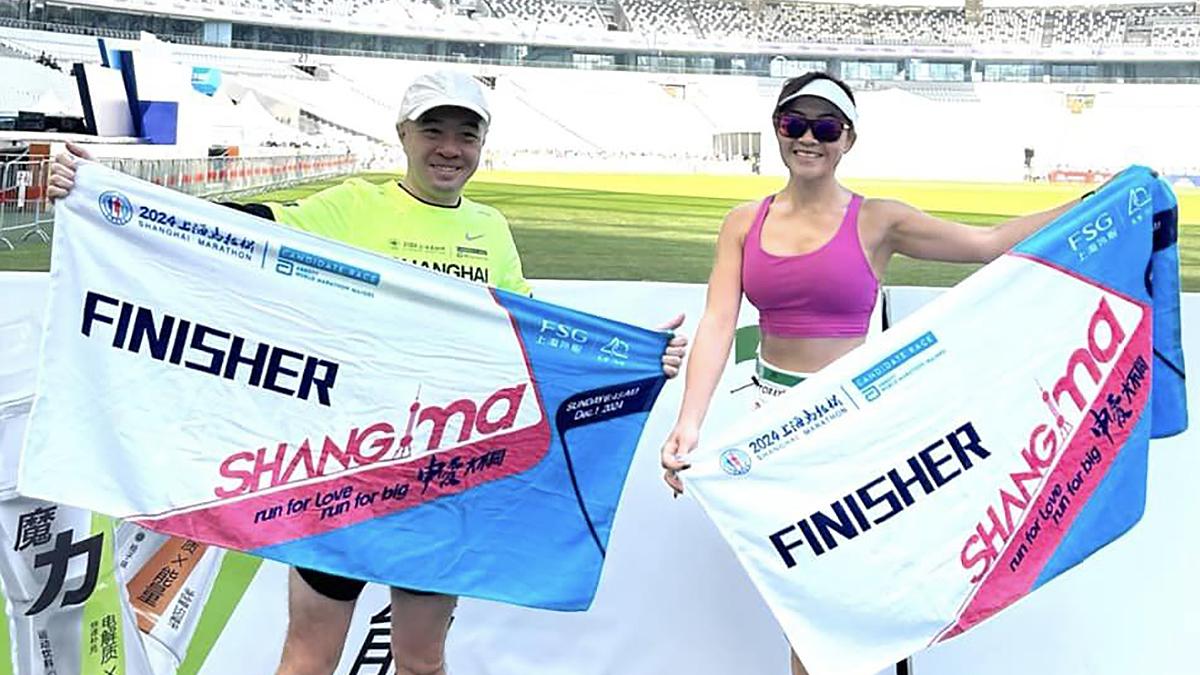 陸瀚民(左)同太太洪綺敏一齊參加上海馬拉松全馬賽事。(陸瀚民FB)