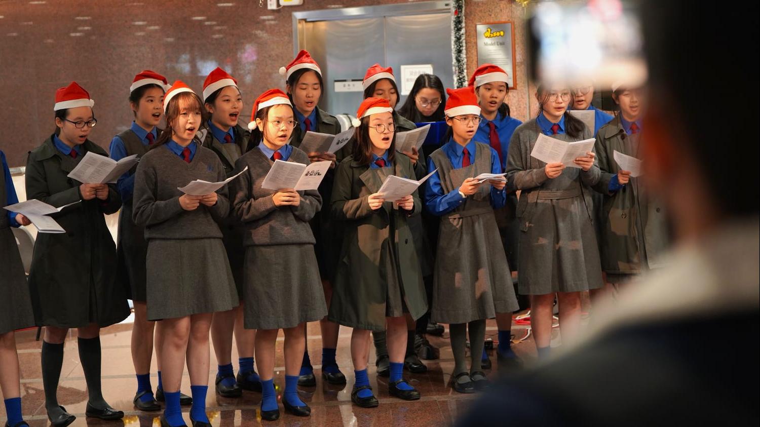 女拔學生去伊院同醫護人員一齊報佳音。(伊利沙伯醫院提供)