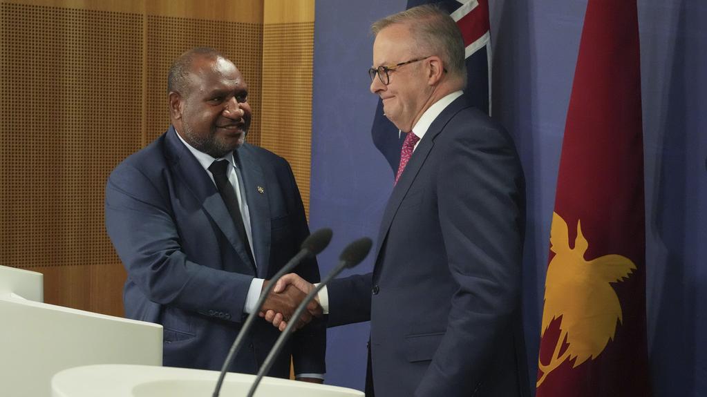 澳洲總理阿爾巴內塞與巴布亞新畿內亞總理馬拉佩。(美聯社)