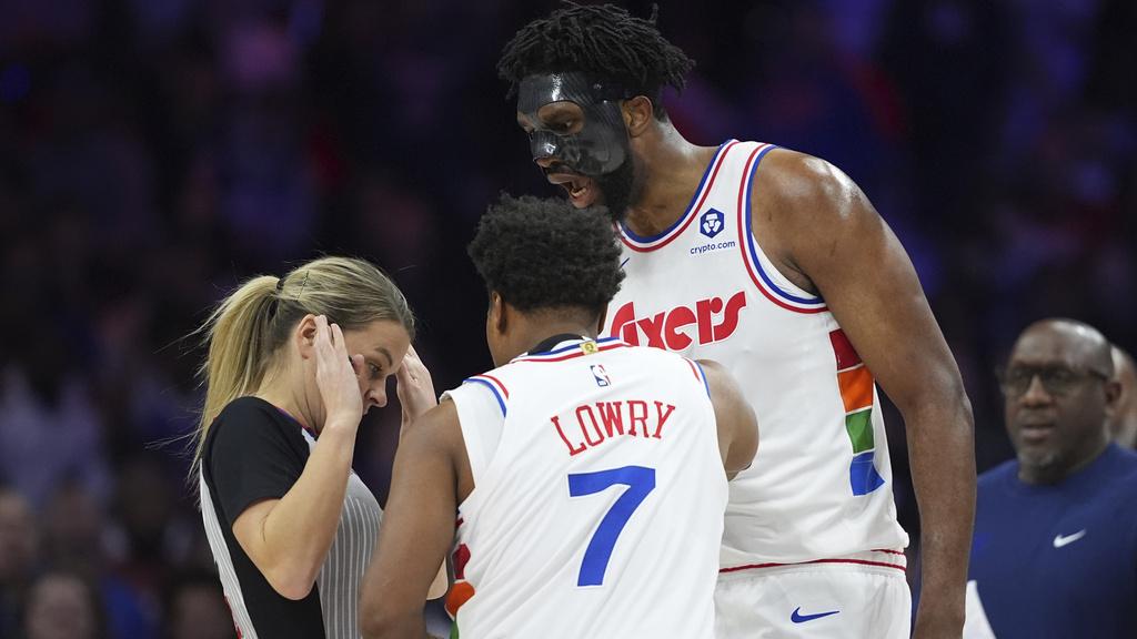 76人的安比因為與球證理論而兩度技術犯規被逐。(美聯社)