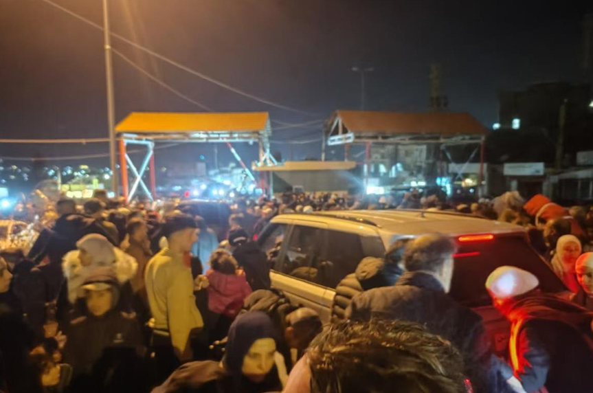 汪先生於逃離的路上徹夜未眠，臨近敘利亞與黎巴嫩邊境的佳迪達亞布斯口岸，車輛排長龍，到處人山人海。(網上圖片)