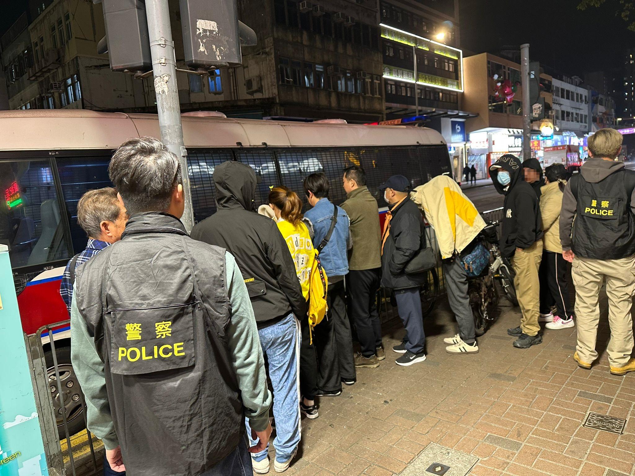 警方搗破上水非法麻雀賭檔，共拘捕12人。(警方圖片)