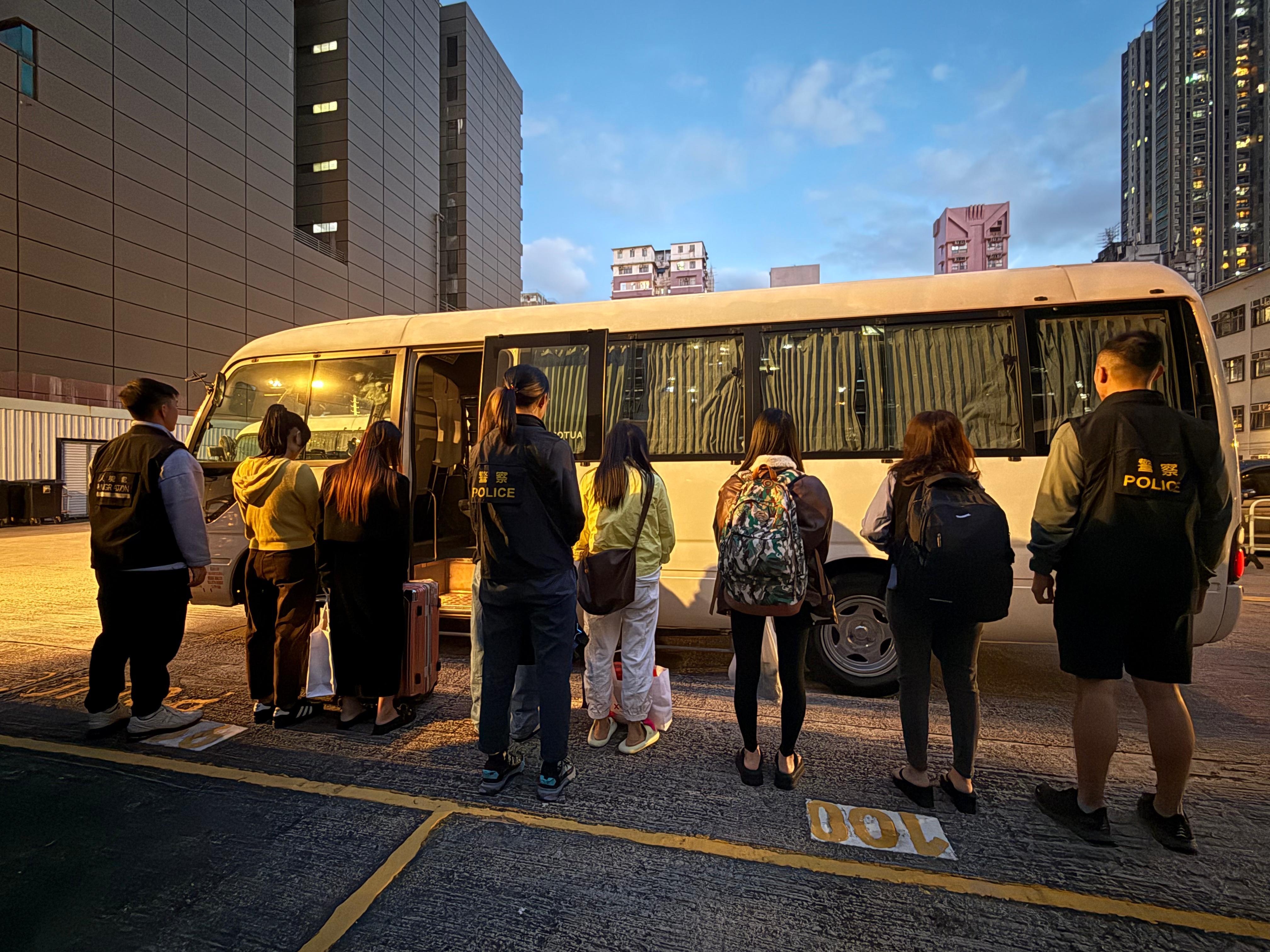 警入境處深水埗拘28人 涉逾期居留及非法入境 (警方圖片)