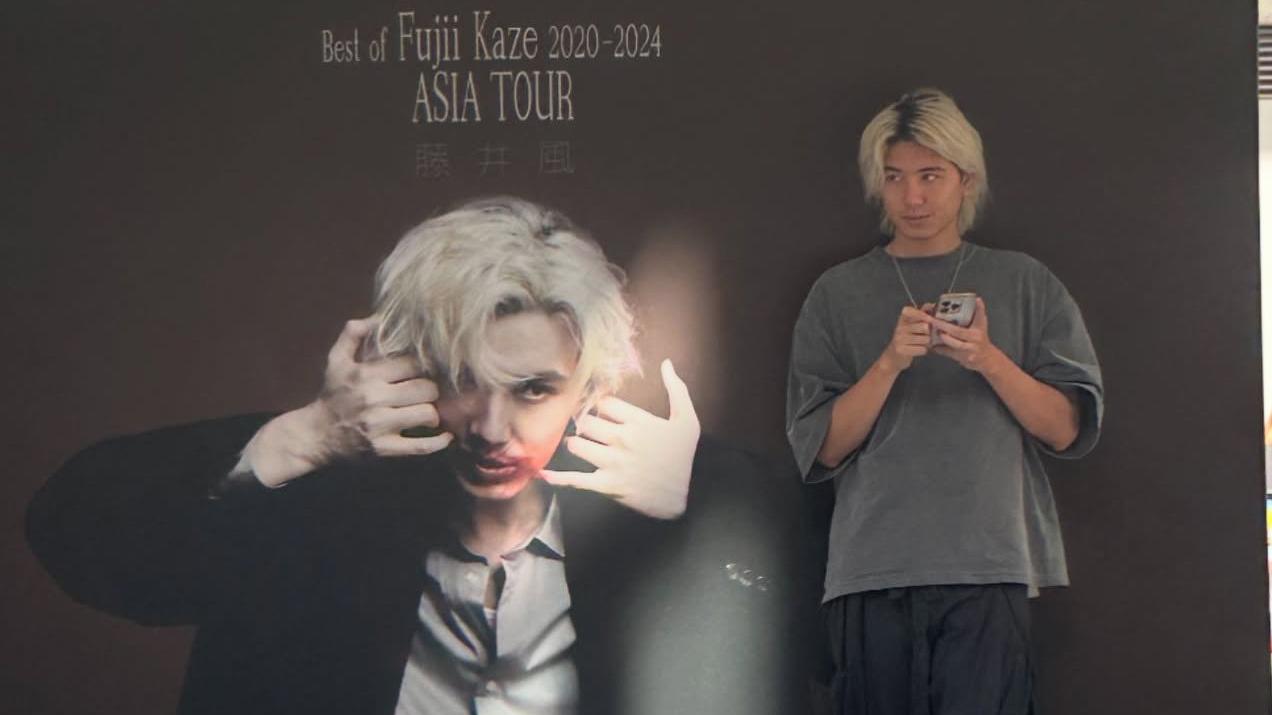 藤井風現身港九打卡 到電車站個唱廣告板拍照留念