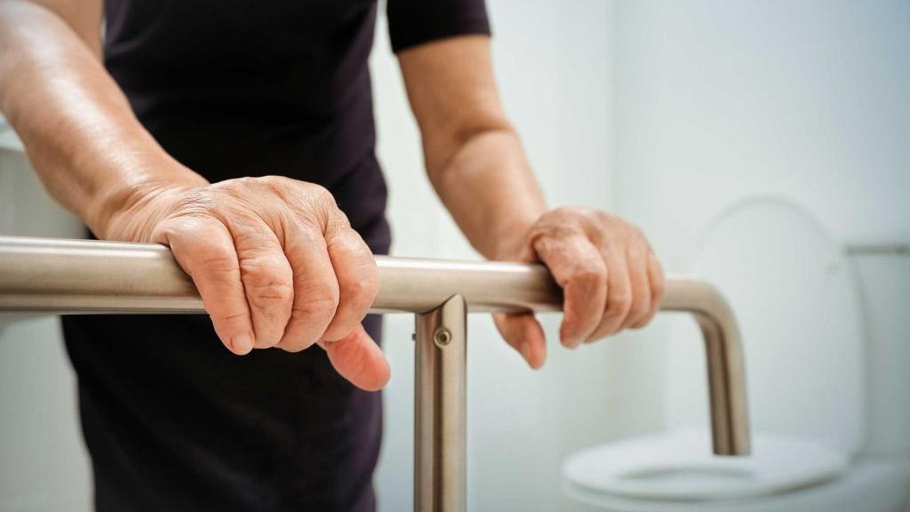 泌尿科劉緯陽主任表示，中老年人都屬於罹患膀胱癌的高危險群，如果解尿時發現有無痛性血尿，甚至解血塊，不分男女都應儘快到泌尿科就診。