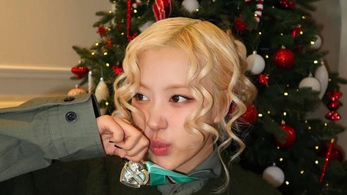 Rose@BLACKPINK獲贈Tiffany特製主打歌獎牌