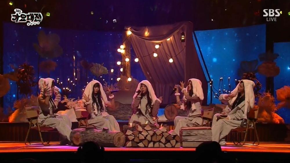 NewJeans個人名義出席《SBS歌謠大戰》 兔仔裝扮圍爐唱《Ditto》成焦點