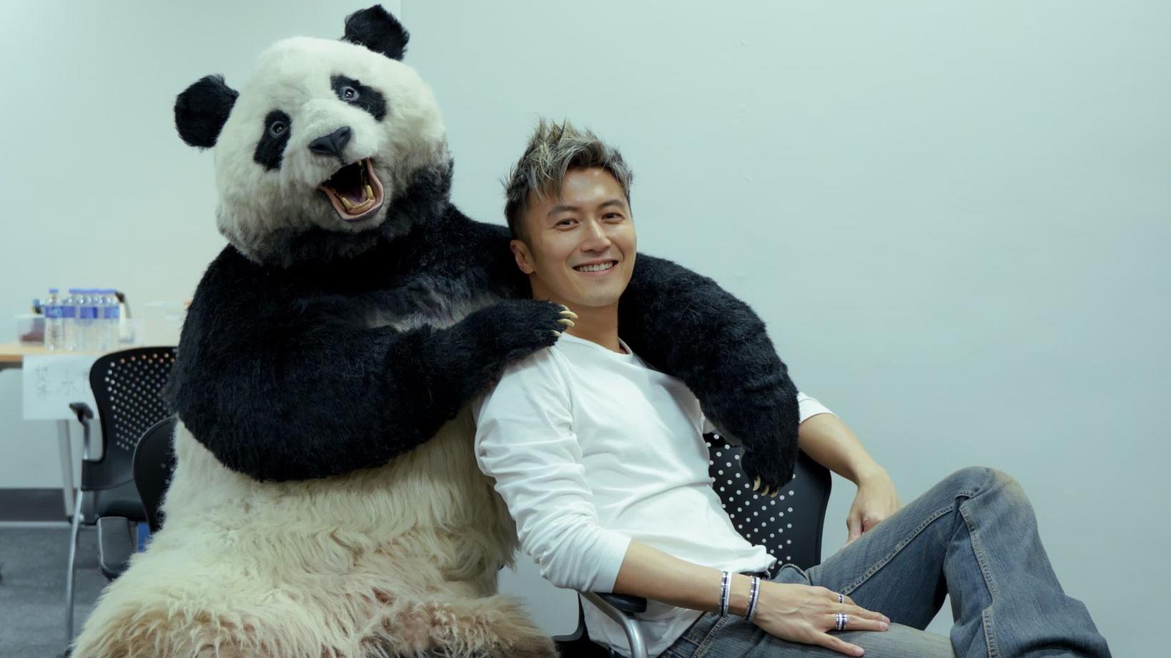 熊貓遇上謝霆鋒 攬頭攬頂宣傳下周六「PANDA GO煙火無人機匯演」