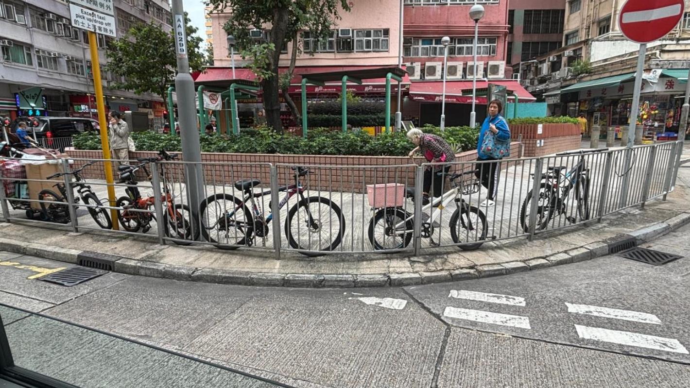 黃大仙區內不時有單車亂泊街邊，引起居民不滿（東九龍居民委員會圖片）