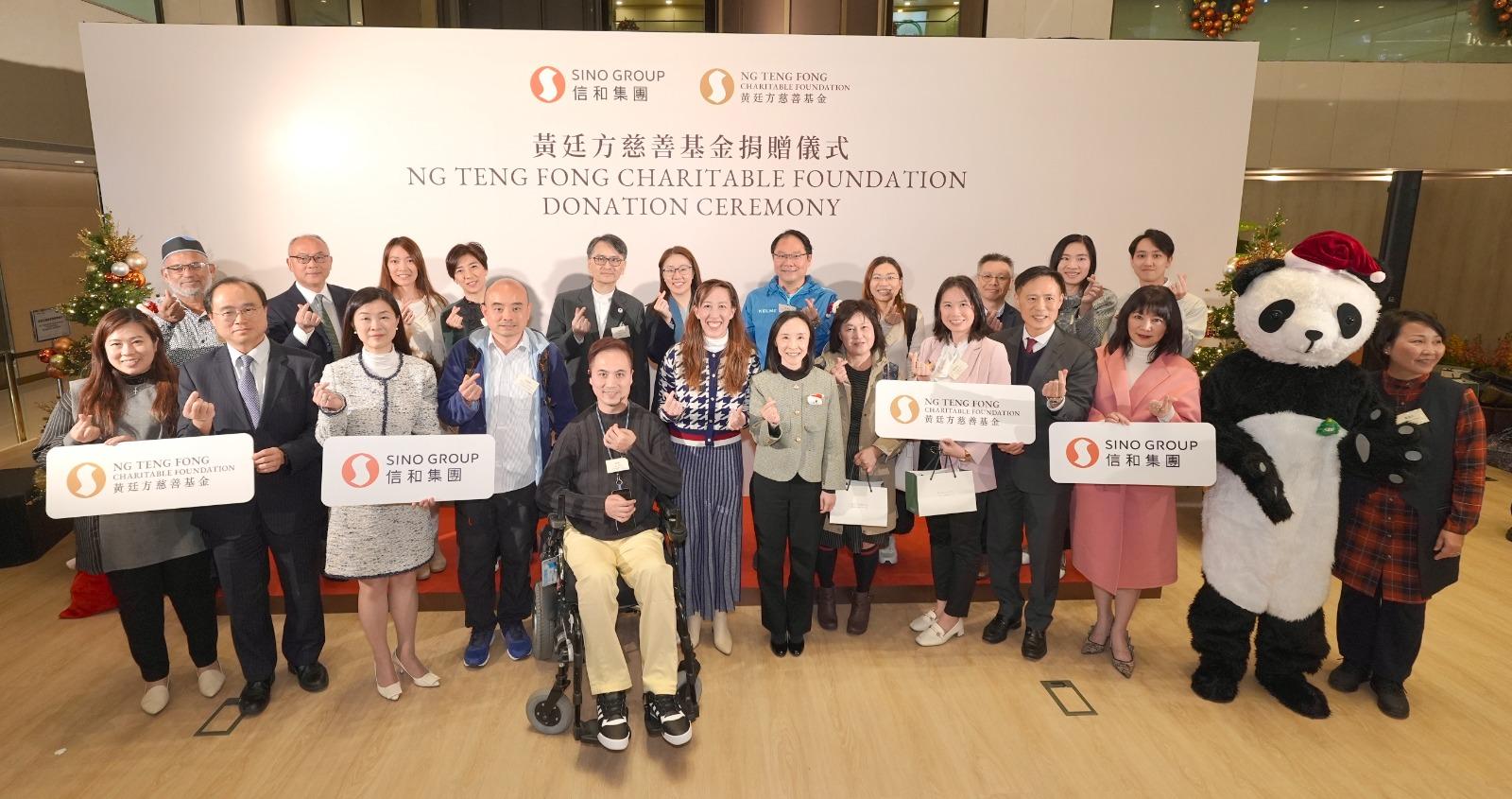 信和集團及黃廷方慈善基金邀得社會福利署署長李佩詩女士，一起表揚100家社區夥伴的無私付出。