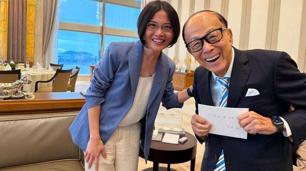 李嘉誠現身與無痛治癌發明家合照　頒授李嘉誠講座教授席