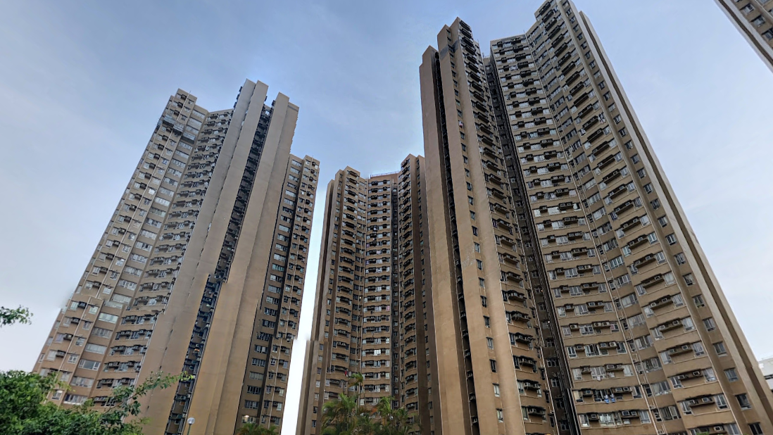 將軍澳居屋康盛花園山景兩房戶，獲白居二上車客斥288萬元承接，呎價逾5,800元。