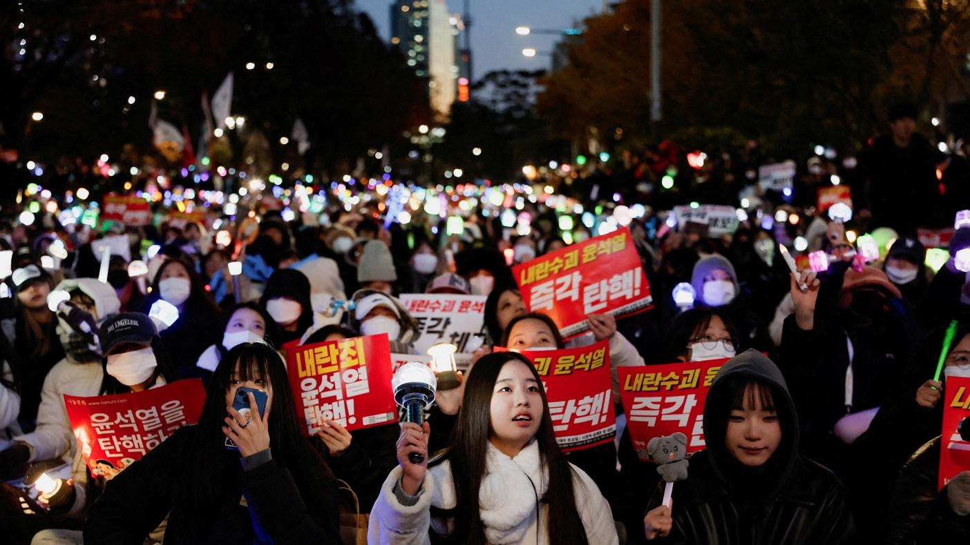 南韓Z世代以K-POP演唱會形式主導反尹錫悅示威，營造出和平氣氛。(路透社)