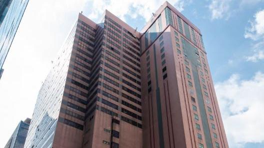 北角柯達大廈2期高層戶以1,100萬元易手，呎價僅5,218元，成交價較較3年前高位折讓逾46%。