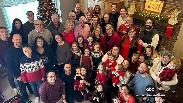 韓德紹與50多名親屬在聖誕節團聚。(互聯網)