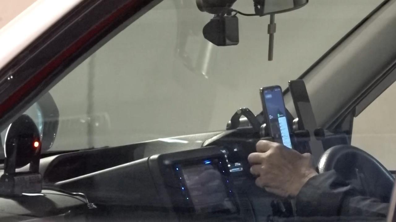 方保僑表示，目前有部分的士司機使用自購的車廂內攝錄器，但對乘客的私隱保障不理想。（港台圖片）