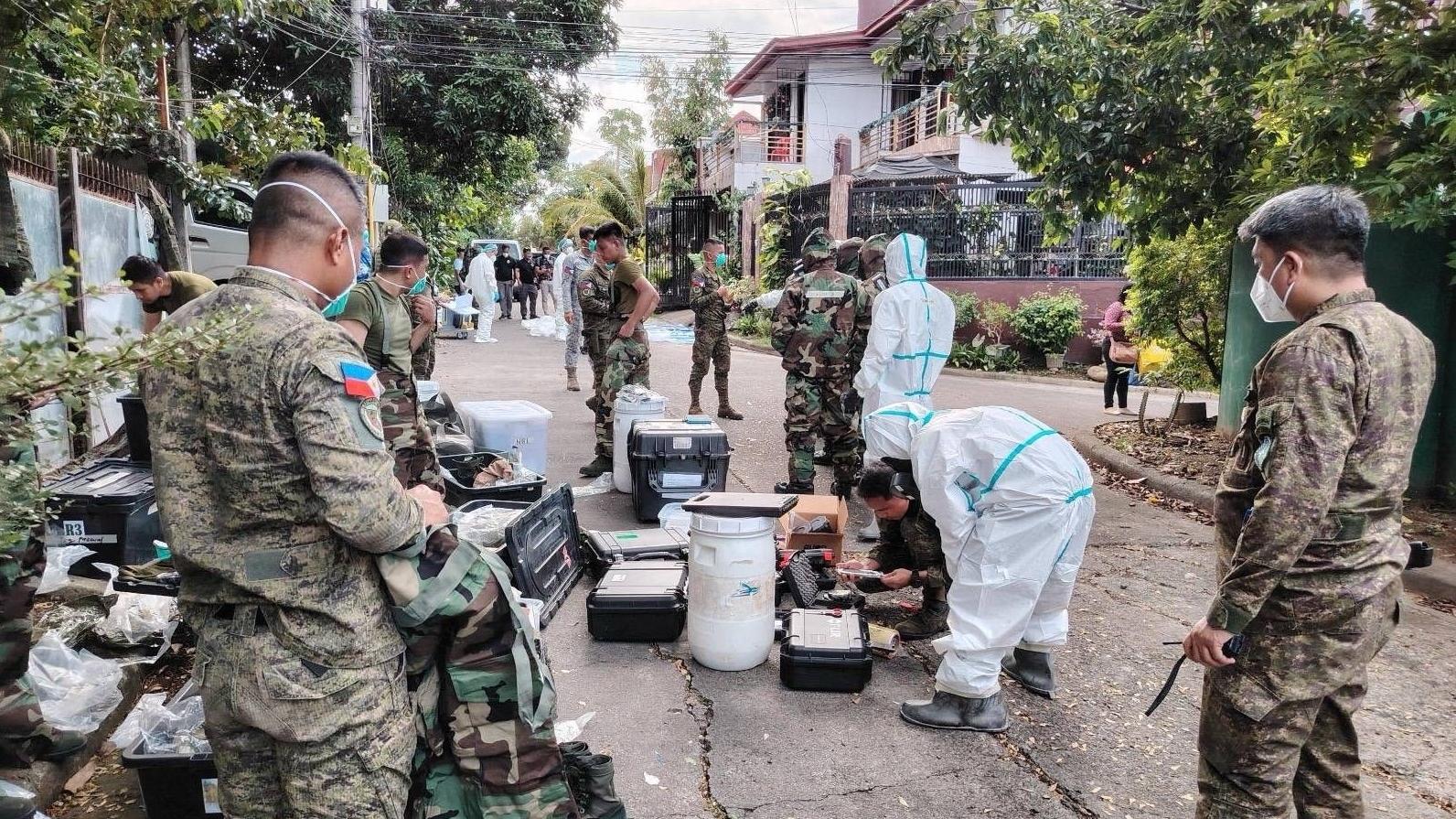 執法人員穿上保護衣，處理檢獲的核廢料以及懷疑受核污染的物品。(互聯網)