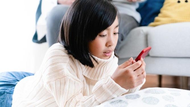 日本兵庫縣立大學調查發現，初中生與高中生約每4人中就有1人疑網絡成癮。(互聯網)