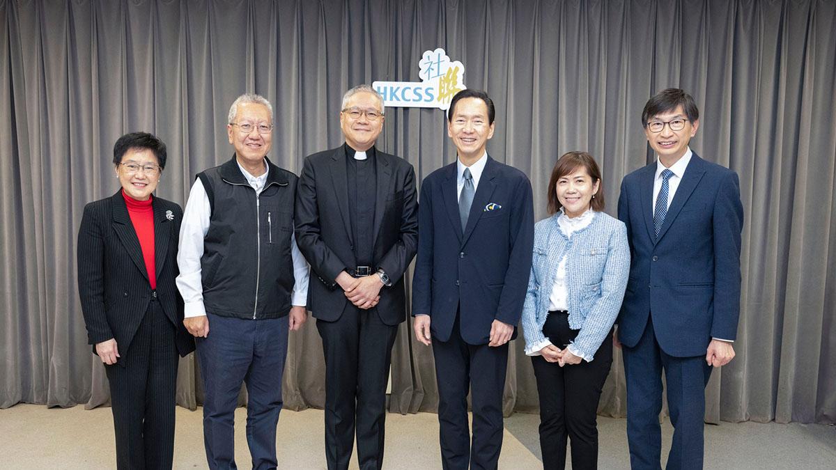 管浩鳴(左三)接任社聯主席，原主席陳智思(右三)將轉任副主席；右一為蔡海偉。(社聯FB)