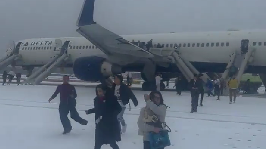 美國達美航空波音客機起飛時引擎故障，乘客緊急撤離，4人受傷(X影片截圖)