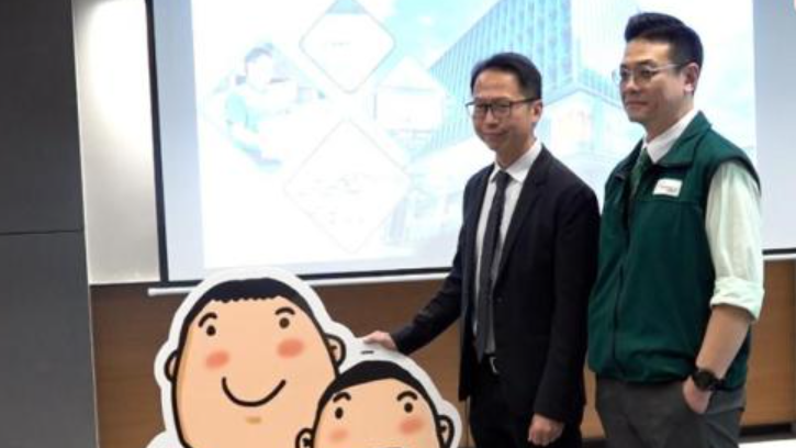 胡柏堅（左）稱，希望透過增加電子商貿服務增加收入，補貼傳統郵政服務支出。（港台圖片）