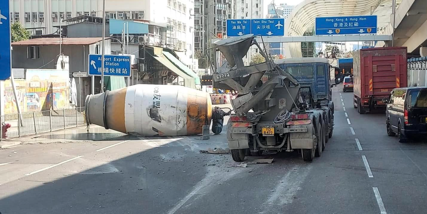 油麻地有一輛田螺車車斗飛脫  fb馬路的事 (即時交通資訊台)