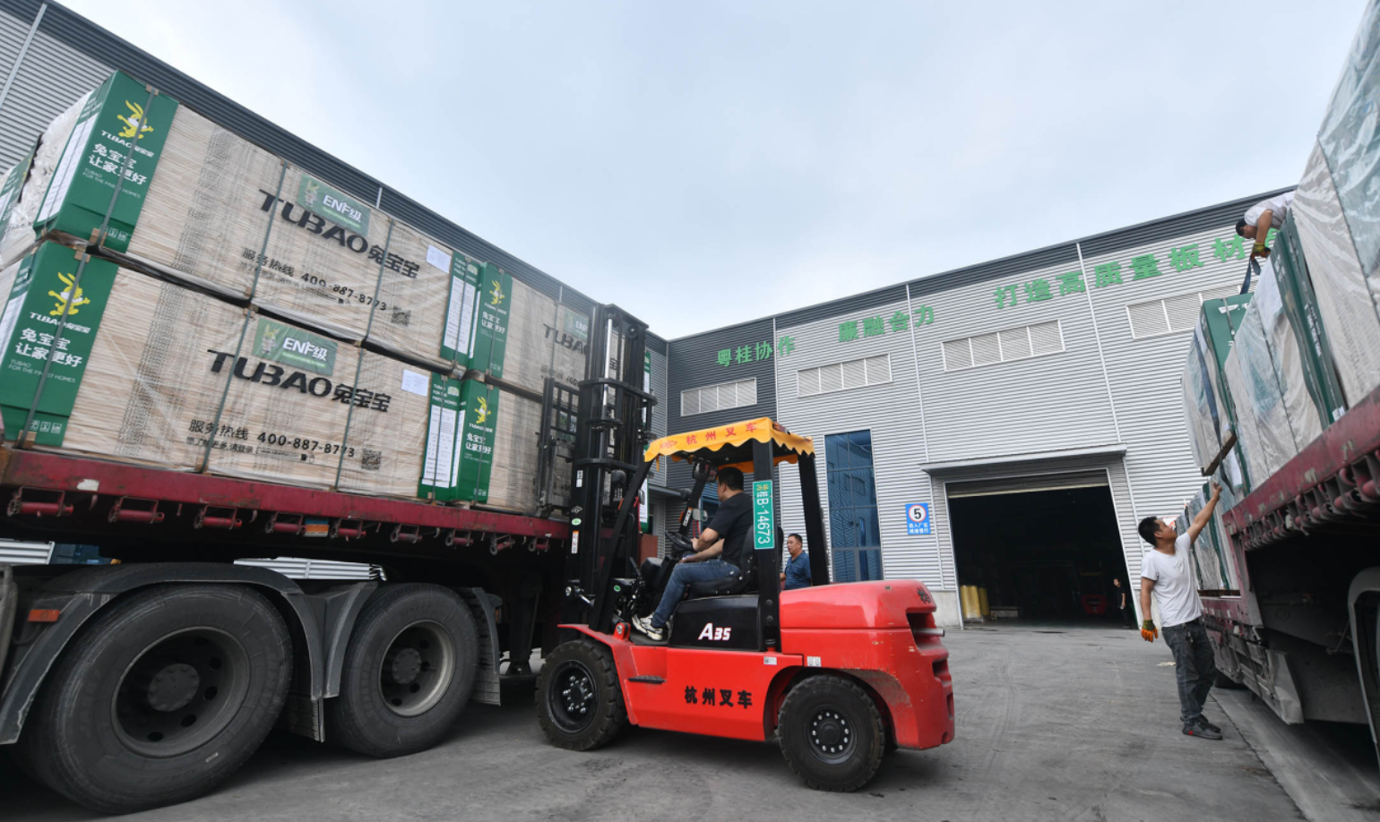 王偉中說，今年經濟社會發展主要預期目標為地區生產總值增長5%左右。（新華社）