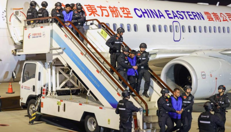 2024年1月30日，在雲南昆明長水機場，白所成、白應蒼、魏懷仁、劉正祥、劉正茂、徐老發等10名緬北重大犯罪嫌疑人被公安機關押解回國。(新華社)