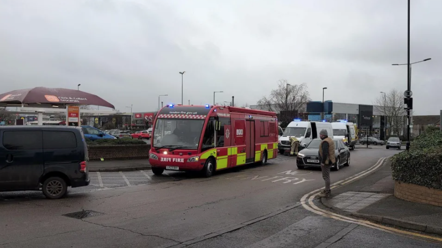 倫敦超市外斬人案 5人傷一男子被捕