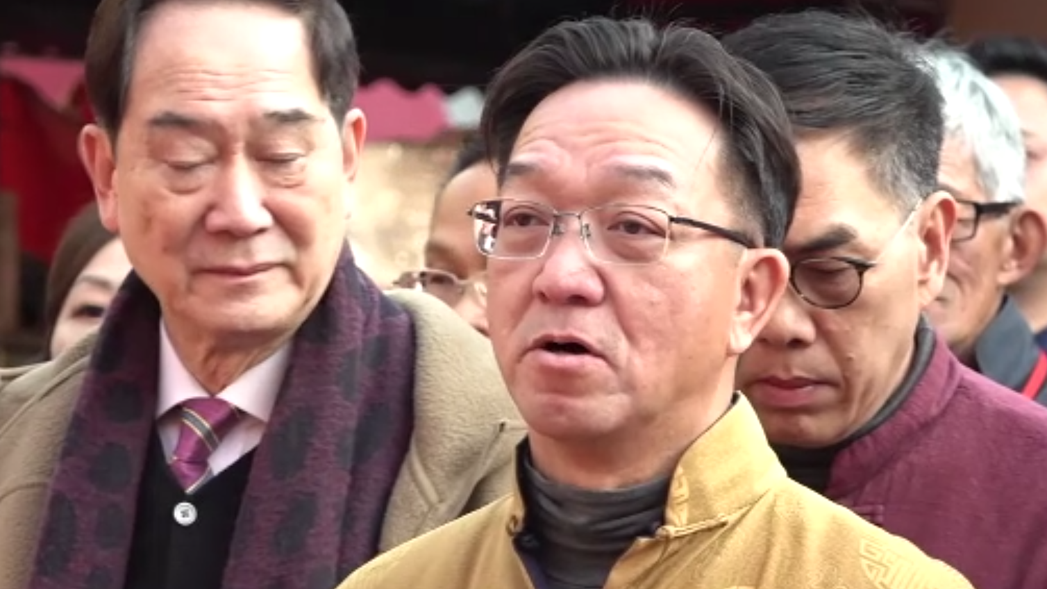 鄉議局劉業強在車公廟為香港求籤。(直播截圖)