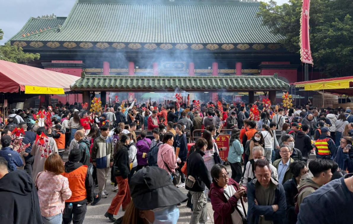 市民初三「赤口」到沙田車公廟參拜。（港台圖片）