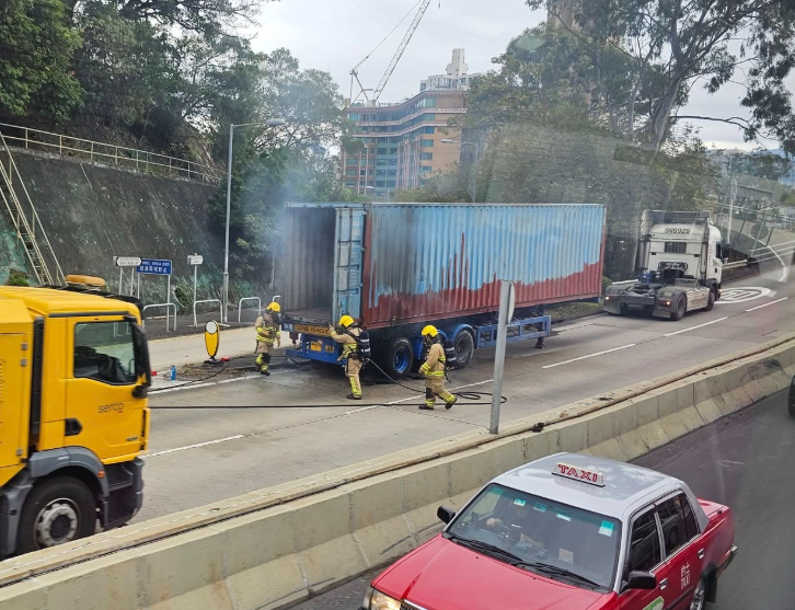 一輛貨櫃車沿獅子山隧道往九龍方向行駛，駛出管道後不久，車輛貨櫃突然起火冒煙。香港突發事故報料區
