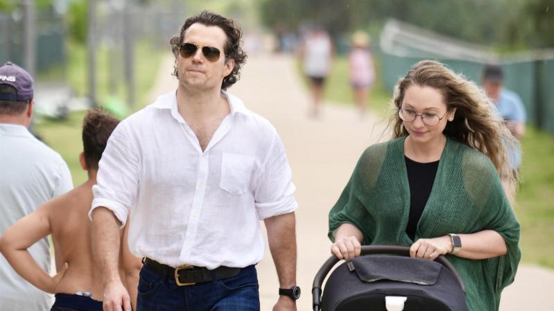 「超人」亨利卡維爾升當爸 與妻澳洲推著新生嬰 