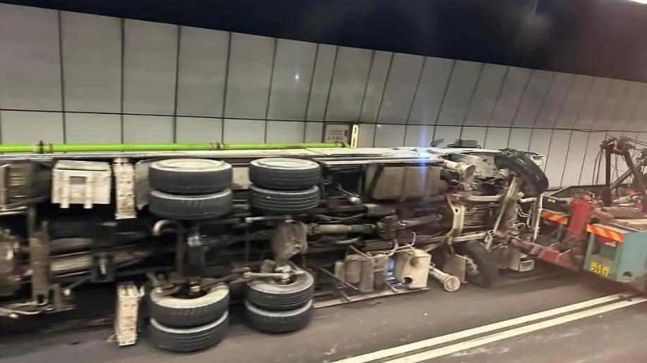 尖山隧道車禍，運輸署：隧道往沙田方向全線解封。(車cam L（香港群組）@FB)