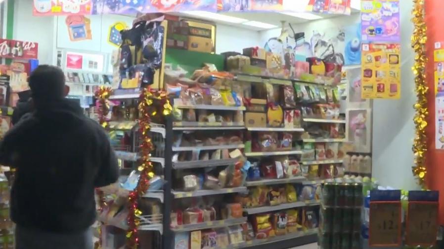 灣仔便利店年初一企圖行劫，獨行賊潑不明液體事敗逃逸。(有線新聞截圖)