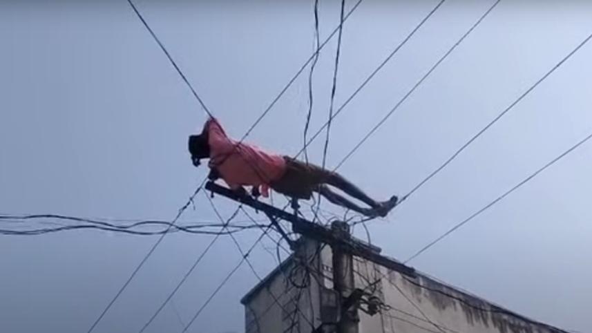 醉漢離奇半空瞓電纜，嚇壞街坊報警截電。(YouTube)